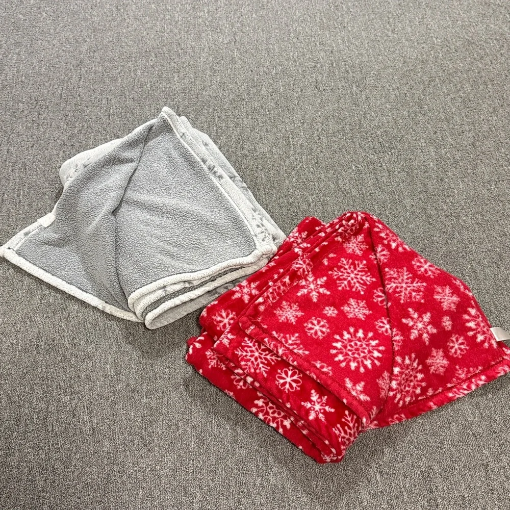 Snowflake Pattern Holiday Throw Blanket Set - Red and Gray